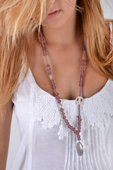 Décolleté de jeune-fille blonde avec collier
