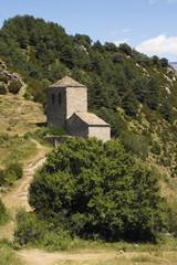 Fototapeta na wymiar Ermita en Pirineos