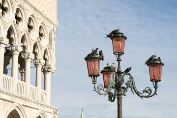 Fototapeta na wymiar lamppost in Venice, palazzo ducale
