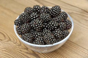 blackberries in bowl