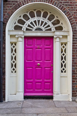 Fototapeta na wymiar Stare drewniane drzwi z gruzińskiego Dublinie