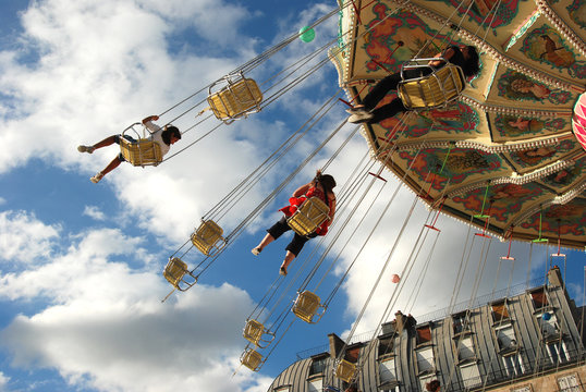 bambini giocano alla giostra