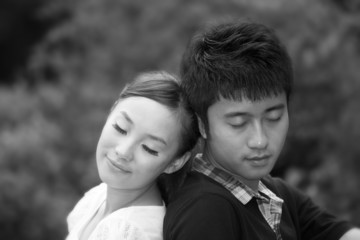 Fototapeta premium couple leaning against each other