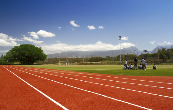Groupe d'&eacute;l&egrave;ves et professeur pr&eacute;parant au cours de sport