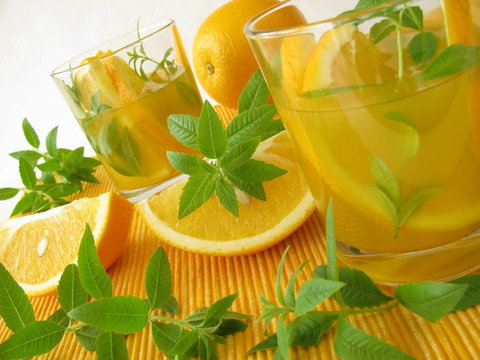 Orangelimonade mit Zitronenverbene