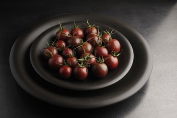 Tomaten auf schwarzem Teller