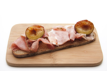 Schinkenbrot mit Zwetschgen