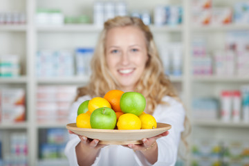 Fototapeta premium apothekerin mit obstkorb