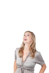 blonde frau freut sich