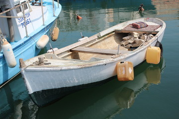 Fototapeta na wymiar Kuter rybacki związany z molo, port Jaffa, Izrael