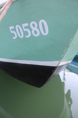 Fototapeta na wymiar Zielona Łód¼ rybacka w porcie