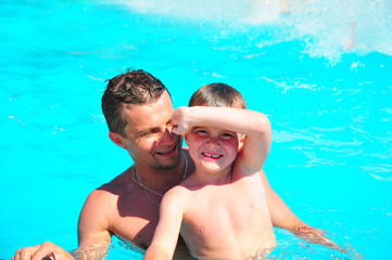 Fototapeta premium Vater und Sohn im Pool