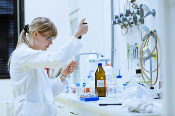 female researcher carrying out research experiments in a lab