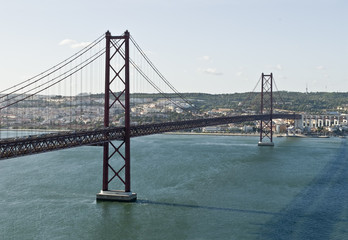 Puente 25 de abril sobre el río Tajo en Lisboa.