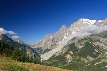 Fototapeta na wymiar Monte Bianco - Mont Blanc na lato