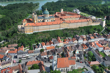 Luftaufnahme von Melk mit Stift und Altstadt.