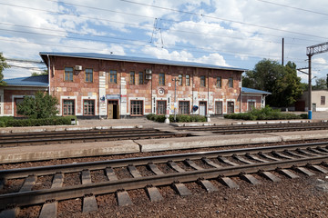Fototapeta na wymiar Budynek dworca kolejowego w Novokhopersk.