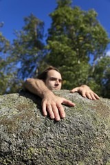 Amateur beim Klettern am Felsen