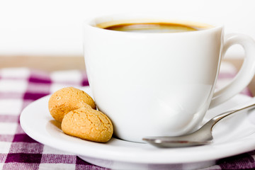 Kaffee mit zwei Amarettini