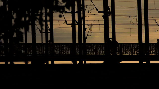 Jogger auf Br&uuml;cke im Gegenlicht