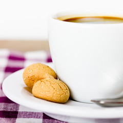 Kaffee mit zwei Amarettini