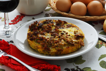 Tortilla con salami cebolla y queso