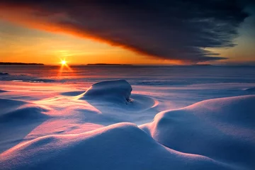 Türaufkleber Verschneite Meereslandschaft mit dunkler Wolke und aufgehender Sonne © arska n