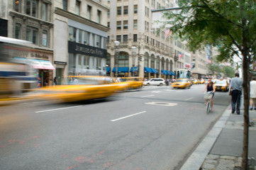 Fototapeta na wymiar Słynnej nowojorskiej żółte taksówki w ruchu