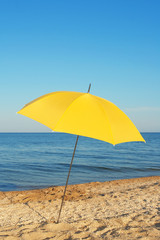 Obraz na płótnie Canvas Yellow parasol