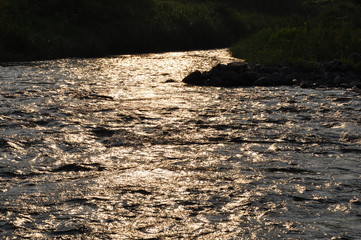 輝く川面