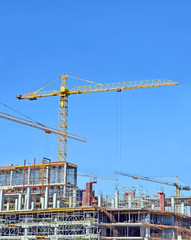 Naklejka premium Crane and building construction site against blue sky