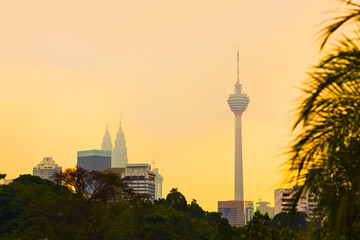 Fototapeta na wymiar Zachód słońca w Kuala Lumpur (Malezja)