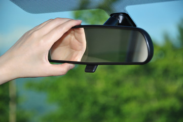 Adjusting rear view mirror