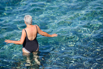 Signora che fa il bagno