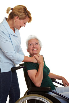 Pflegekraft hilft Seniorin