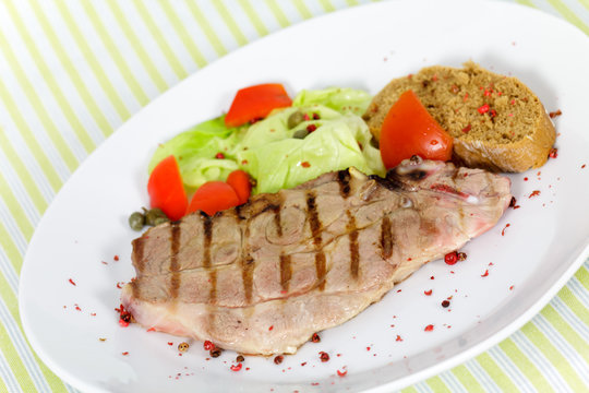 Schweinefleisch,Kotelett,Salat