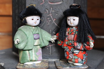Fototapeta na wymiar Japońskie lalki w małej świątyni w Tokio