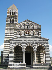 Fototapeta na wymiar Fasada Bazyliki Saccargia z dzwonnicy
