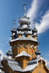 Fototapeta na wymiar orthodox church made of logs