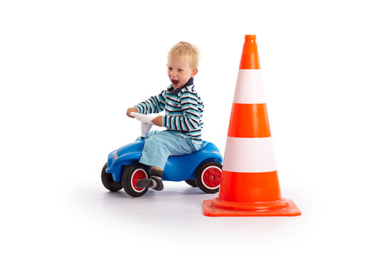 Kleinkind f&auml;hrt mit dem Bobby Car