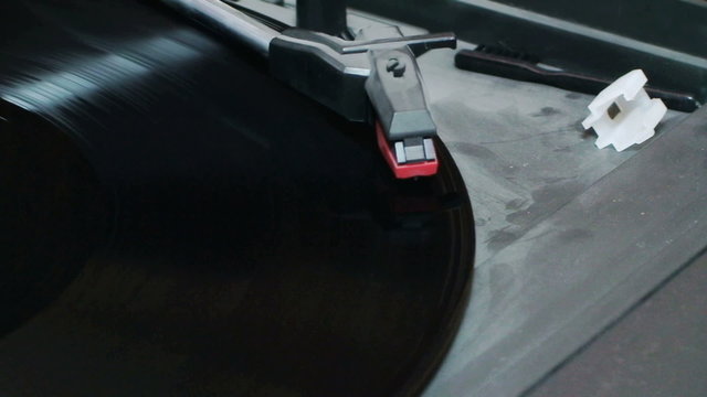 Vinyl disc playing 2
