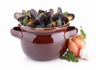 casserole de moules sur fond blanc