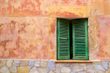 Fototapeta na wymiar Majorka tradycyjne drewno okna mallorquina okiennice