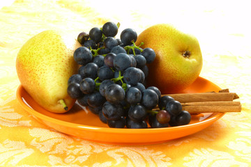 Birnen und Weintrauben auf Porzellanteller / Pears and grapes on