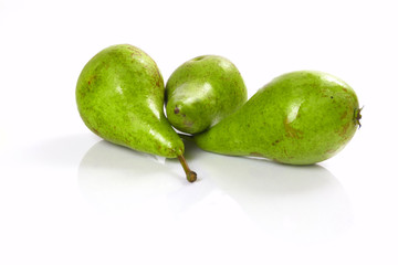 grüne Birnen auf weißem Hintergrund / green pear on white backgr