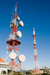 duas antenas de comunicações