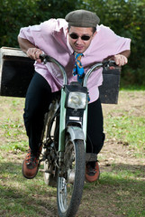 Fototapeta premium jeune homme sur une mobylette 2