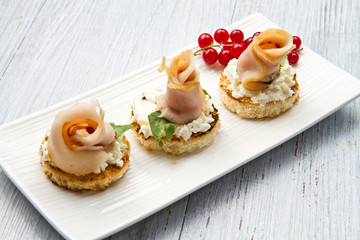 tartine con pesce spada affumicato