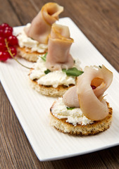 tartine con pesce spada affumicato