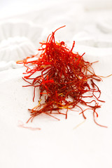 Fototapeta premium moroccan saffron treads in pile, on white wood